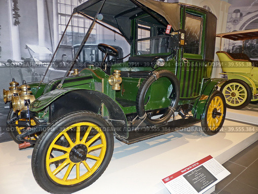 Автомобиль "Renault Type AG-1 (9CV) Taxi", 1907 г., ландолет, мощность 9 л.с., Франция. Renault AG-1 вошел в историю как «Марнское такси». Музей автомобильной техники. Верхняя Пышма, Россия, сентябрь 2020. Редакционное фото, фотограф Сергей Елизарьев / Фотобанк Лори