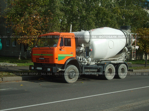 Автомобиль с бетономешалкой (2008 год). Редакционное фото, фотограф Римма Радшун / Фотобанк Лори