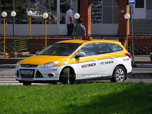 Автомобиль с надписью "Мостакси". Днепропетровская улица. Район Чертаново Центральное. Город Москва (2014 год). Редакционное фото, фотограф lana1501 / Фотобанк Лори