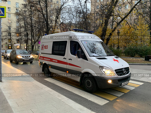 Автомобиль Скарой помощи едет на вызов стоит на пешеходном переходе (2019 год). Редакционное фото, фотограф Кузнецов Максим / Фотобанк Лори