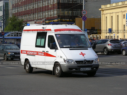 Автомобиль Скорой медицинской помощи. Улица Измайловский Вал. Москва (2014 год). Редакционное фото, фотограф lana1501 / Фотобанк Лори