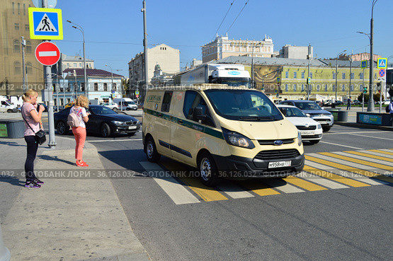 Автомобиль службы инкассации Сбербанка России. Люсиновская улица. Район Замоскворечье. Город Москва (2019 год). Редакционное фото, фотограф lana1501 / Фотобанк Лори