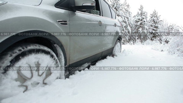 Автомобиль в сугробе. Стоковое видео, видеограф Кекяляйнен Андрей / Фотобанк Лори