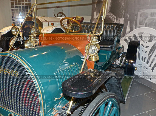 Автомобиль "Victor Runabout", 1907 г., с открытым верхом, мощность 15 л.с., США. Этот экспонат уникален, его подлинность не вызывает сомнений. Как и другие «High wheeler», он были разработан для езды по проселочным дорогам глубинки. Музей автомобильной техники. Верхняя Пышма, Россия, сентябрь 2020. Редакционное фото, фотограф Сергей Елизарьев / Фотобанк Лори