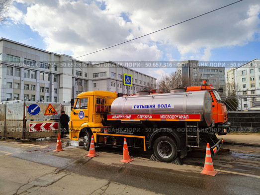 Автомобиль водоканала с питьевой водой на городской улице Москвы. Редакционное фото, фотограф Мария Сергеева / Фотобанк Лори