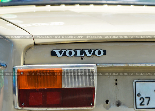 Автомобиль Volvo серии 200 бежевого цвета: шильдик крупным планом (2014 год). Редакционное фото, фотограф Snezka / Фотобанк Лори