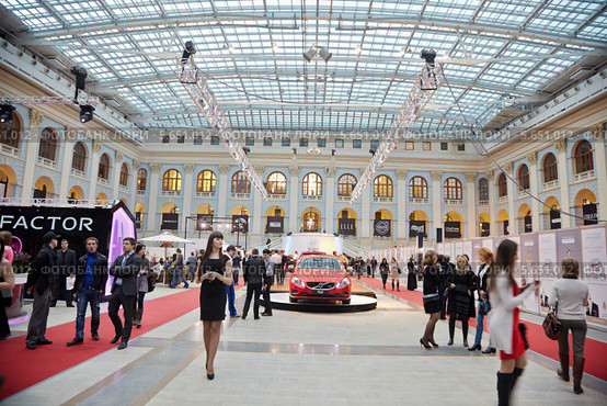 Автомобиль Volvo в Гостином дворе, 2012 г., Москва. Редакционное фото, фотограф Losevsky Pavel / Фотобанк Лори