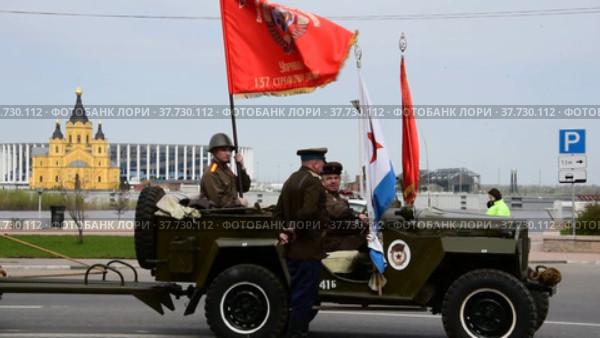 Автомобиль времен Великой Отечественной Войны и мужчины в военной форме Красной Армии со знаменем. Фрагмент репетиции Парада Победы. Редакционное видео, видеограф Nikolay Pestov / Фотобанк Лори