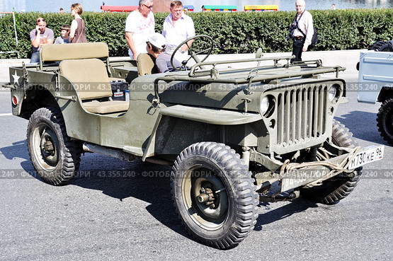 Автомобиль Willys Jeep MB. Выставка ретроавтомобилей в День города. Екатеринбург (2016 год). Редакционное фото, фотограф Александр Тараканов / Фотобанк Лори