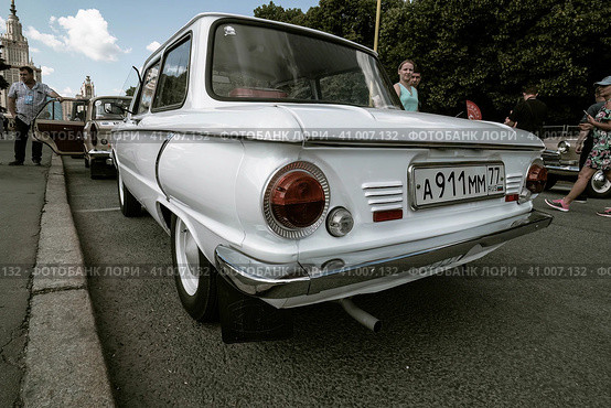 Автомобиль ЗАЗ-968 белого цвета на улице. Украинская заднемоторная легковая машина Запорожец. Самый дешевый советский автомобиль 60х - 80х годов. Редакционное фото, фотограф Константин Григорьев / Фотобанк Лори