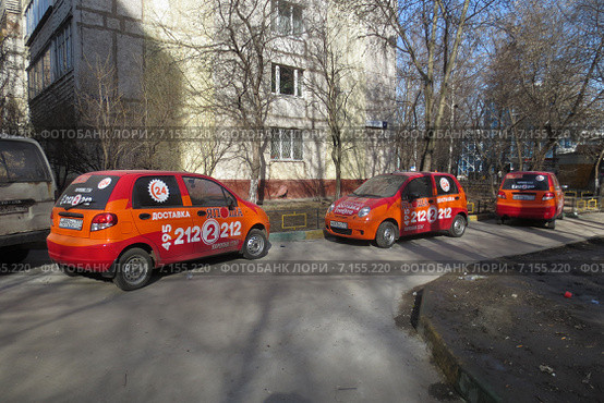Автомобили "Дэу Матиз" (Daewoo Matiz) в фирменной раскраске сети кафе-ресторанов японской кухни "Япоша" для доставки заказов (2015 год). Редакционное фото, фотограф Т. З. / Фотобанк Лори