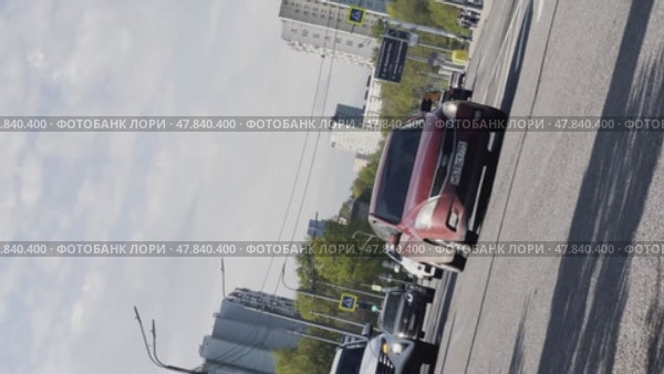 Автомобили движутся по проезжей части улицы в солнечный день. Поворот камеры. Стоковое видео, видеограф Ярославский Максим / Фотобанк Лори
