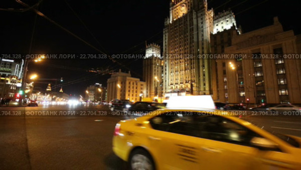 Автомобили едут мимо здания МИД, Смоленская площадь в Москве, таймлапс (2016 год). Стоковое видео, видеограф Владимир Журавлев / Фотобанк Лори
