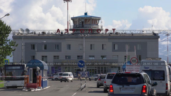 Автомобили едут в аэропорт Петропавловска-Камчатского (аэропорт Елизово) (2018 год). Редакционное видео, видеограф А. А. Пирагис / Фотобанк Лори
