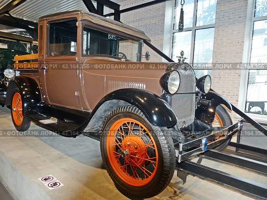 Автомобили марки "Ford" сходят с  конвейера. Копия автомобильного подвижного сборочного конвейера завода Форд. Музей автомобильной техники. Верхняя Пышма, Россия (2020 год). Редакционное фото, фотограф Сергей Елизарьев / Фотобанк Лори