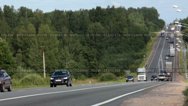 Автомобили на автотрассе Москва-Санкт-Петербург, Е-95 в районе населенного пункта Яжелбицы, Новгородская область (2016 год). Редакционное видео, видеограф Кекяляйнен Андрей / Фотобанк Лори