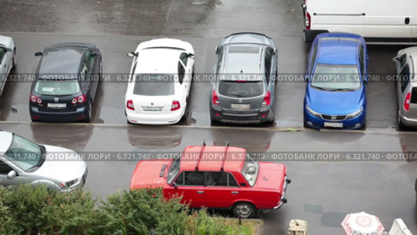 Автомобили, припаркованные на дороге и на тротуаре, Санкт-Петербург (2014 год). Редакционное видео, видеограф Кекяляйнен Андрей / Фотобанк Лори