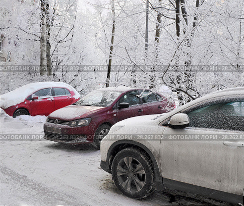 Автомобили  в городском дворе зимой (2018 год). Редакционное фото, фотограф Татьяна Чепикова / Фотобанк Лори