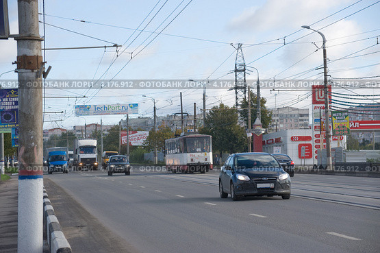 Автомобили, выезжающие из Пролетарского района города Тулы (2012 год). Редакционное фото, фотограф Малышев Андрей / Фотобанк Лори