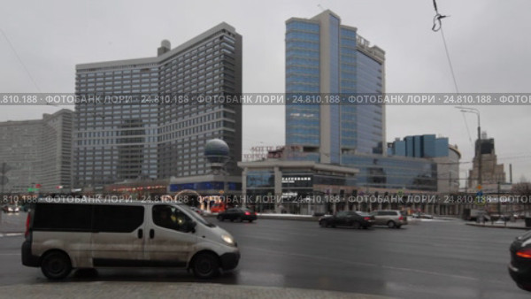 Автомобили выезжают с Новинского бульвара на Новый Арбат, город Москва (2017 год). Редакционное видео, видеограф Дмитрий Неумоин / Фотобанк Лори