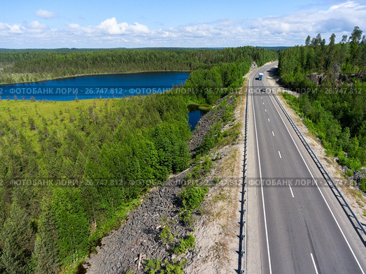 Автомобильная дорога Кола проходит рядом с озером Круглым. Медвежьегорский район. Карелия. Стоковое фото, фотограф Кекяляйнен Андрей / Фотобанк Лори