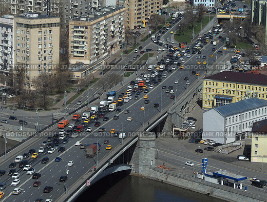 Автомобильная пробка на выезде из Таганского туннеля на Таганский мост в Москве, вид сверху (2022 год). Редакционное фото, фотограф SevenOne / Фотобанк Лори