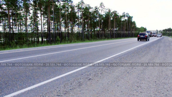 Автомобильное движение на дороге Сургут-Когалым. Highway Surgut-Kogalym. Telephoto shot. (2015 год). Редакционное видео, видеограф Евгений Романов / Фотобанк Лори