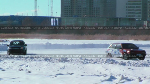 Автомобильные гонки на льду, автомобиль вылетает с трассы (2015 год). Редакционное видео, видеограф Сергей Буторин / Фотобанк Лори