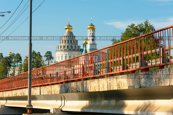 Автомобильный мост через Истру. Воскресенский Ново-Иерусалимский монастырь. Истра, Московская область (2022 год). Стоковое фото, фотограф Александр Щепин / Фотобанк Лори