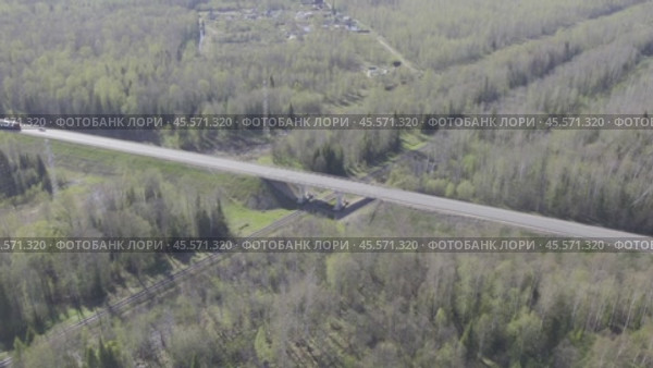 Автомобильный мост через железную дорогу Гирсово - Слободское в Кировской области. Съемка с дрона (2024 год). Стоковое видео, видеограф Владислав Самошкин / Фотобанк Лори