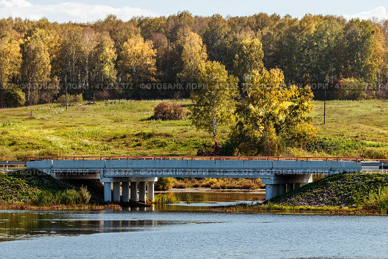 Автомобильный мост. Река Ача, село Корнилово, Болотнинский район, Новосибирская область, Западная Сибирь России. (2023 год). Стоковое фото, фотограф Евгений Мухортов / Фотобанк Лори