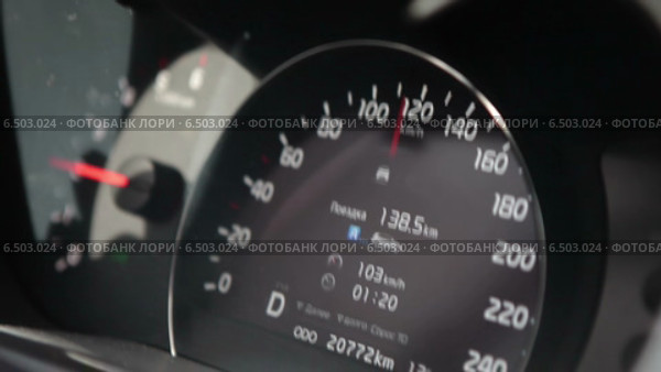 Автомобильный спидометр, показывающий скорость 120 км в час. Стоковое видео, видеограф Кекяляйнен Андрей / Фотобанк Лори