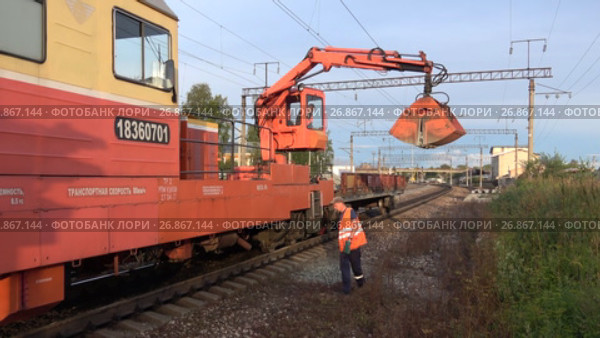 Автомотрисой АСГ-30П на подсыпке железнодорожного пути. Станция Шарья Северной железной дороги (2017 год). Редакционное видео, видеограф Виктор Карасев / Фотобанк Лори