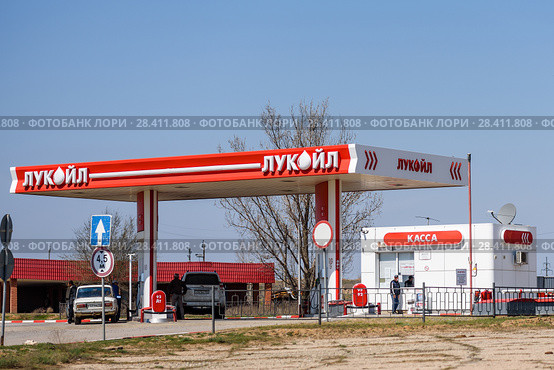 Автозаправочная станция "Лукойл", Астраханская область (2018 год). Редакционное фото, фотограф Игорь Низов / Фотобанк Лори