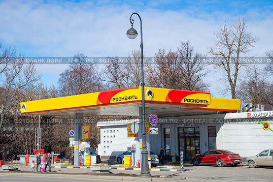 АЗС «Роснефть». Санкт-Петербург, Россия (2022 год). Редакционное фото, фотограф Анна Карасева / Фотобанк Лори