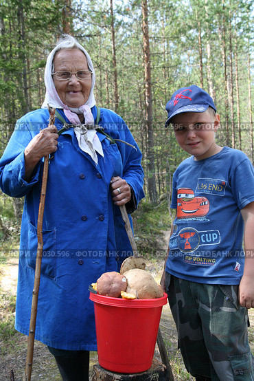 Бабушка с внуком и собранными грибами, Карелия (2009 год). Редакционное фото, фотограф Сергей Костин / Фотобанк Лори