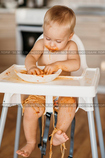 baby boy making mess with pasta. Стоковое фото, агентство Ingram Publishing / Фотобанк Лори