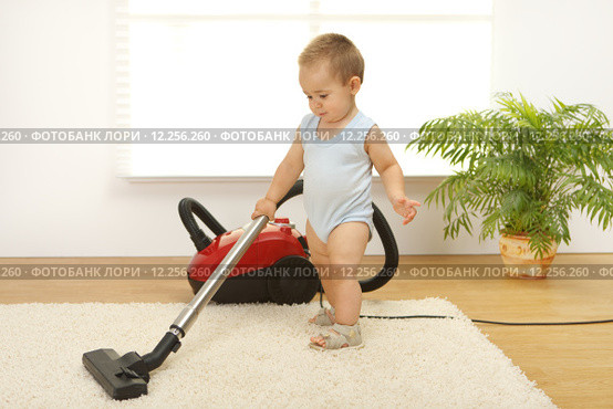 Baby boy with vacuum cleaner. Стоковое фото, фотограф Ilka Erika Szasz-Fabian / PantherMedia / Фотобанк Лори