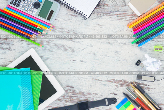 back to school hero header with school supplies on wooden table. back to school frame. Стоковое фото, агентство Ingram Publishing / Фотобанк Лори