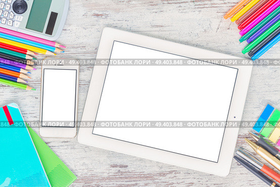 back to school hero header with school supplies on wooden table, copy space on blank screen of tablet and phone. back to school frame. Стоковое фото, агентство Ingram Publishing / Фотобанк Лори