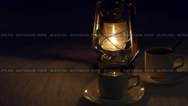 Background. A kerosene lantern and two cups of coffee stand in the snow at night. Close up. Стоковое видео, видеограф Сергей Медведев / Фотобанк Лори