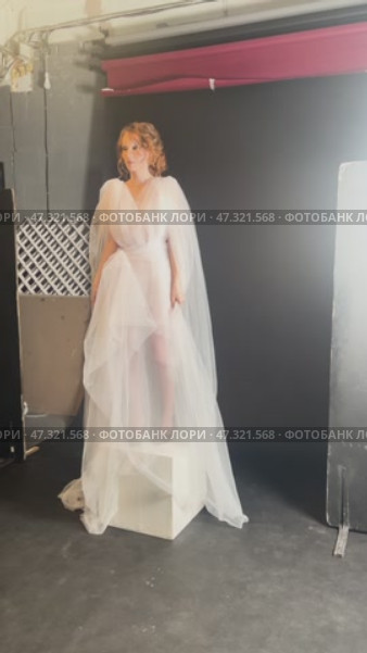 Backstage moments of a bride preparing for her stunning beauty reveal. Стоковое видео, видеограф Гурьянов Андрей / Фотобанк Лори