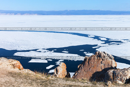 Baikal Lake in May sunny day. View from rocky Cape Sagan-Khushun of Olkhon Island to ice destruction and ice drift on Small Sea. Beautiful landscape. Natural background. Travels and outdoors in springtime. Стоковое фото, фотограф Виктория Катьянова / Фотобанк Лори
