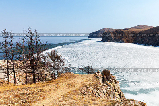 Baikal Lake on a sunny day in May. View of the ice drift and melting ice floes near the shore of Olkhon Island.  Cape Sagan-Khushun. Beautiful spring landscape. Natural background. Changing seasons. Стоковое фото, фотограф Виктория Катьянова / Фотобанк Лори