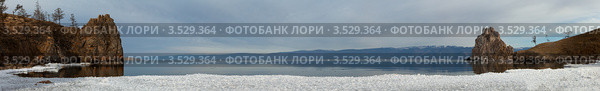 Байкал. Малое Море. Остров Ольхон. Майское утро. Панорама залива от мыса Татайского (скала Богатырь) до мыса Бурхан (скала Шаманка) Стоковое фото, фотограф Виктория Катьянова / Фотобанк Лори