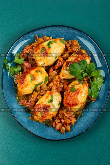 Baked stuffed squid with salsa sauce and with minced pork.. Grilled stuffed squid in salsa sauce. Стоковое фото, агентство Ingram Publishing / Фотобанк Лори