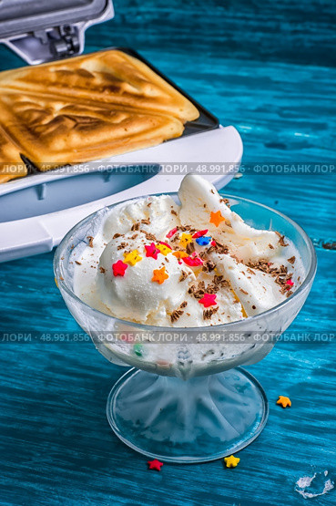 baked toast smeared ice cream in raspberry jam. baked toast smeared ice cream in raspberry jam on the background of westernize.Selective focus. Стоковое фото, агентство Ingram Publishing / Фотобанк Лори