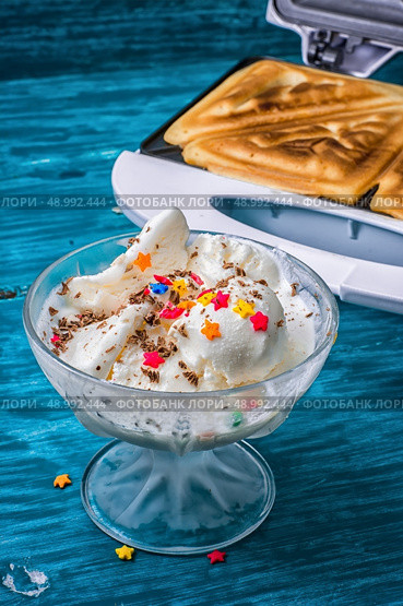 baked toast smeared ice cream in raspberry jam on the background of westernize.Selective focus. baked toast smeared ice cream in raspberry jam . Стоковое фото, агентство Ingram Publishing / Фотобанк Лори