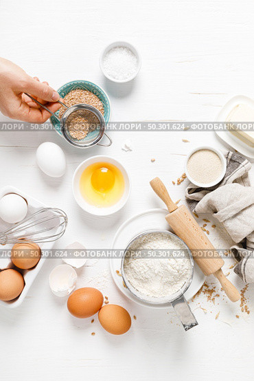 Baking homemade bread on white kitchen worktop with ingredients for cooking, culinary background, copy space, overhead view. Стоковое фото, агентство Ingram Publishing / Фотобанк Лори