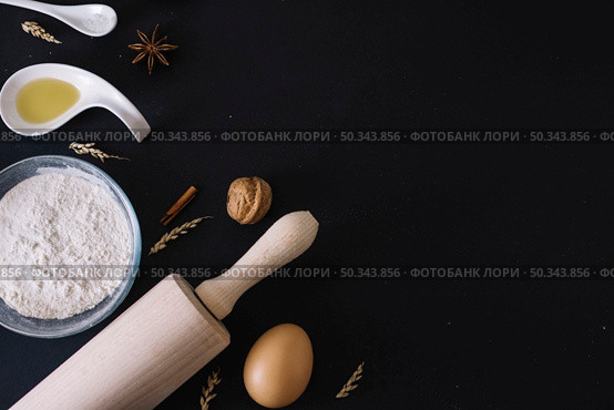 baking ingredients rolling pin black background. Стоковое фото, агентство Ingram Publishing / Фотобанк Лори